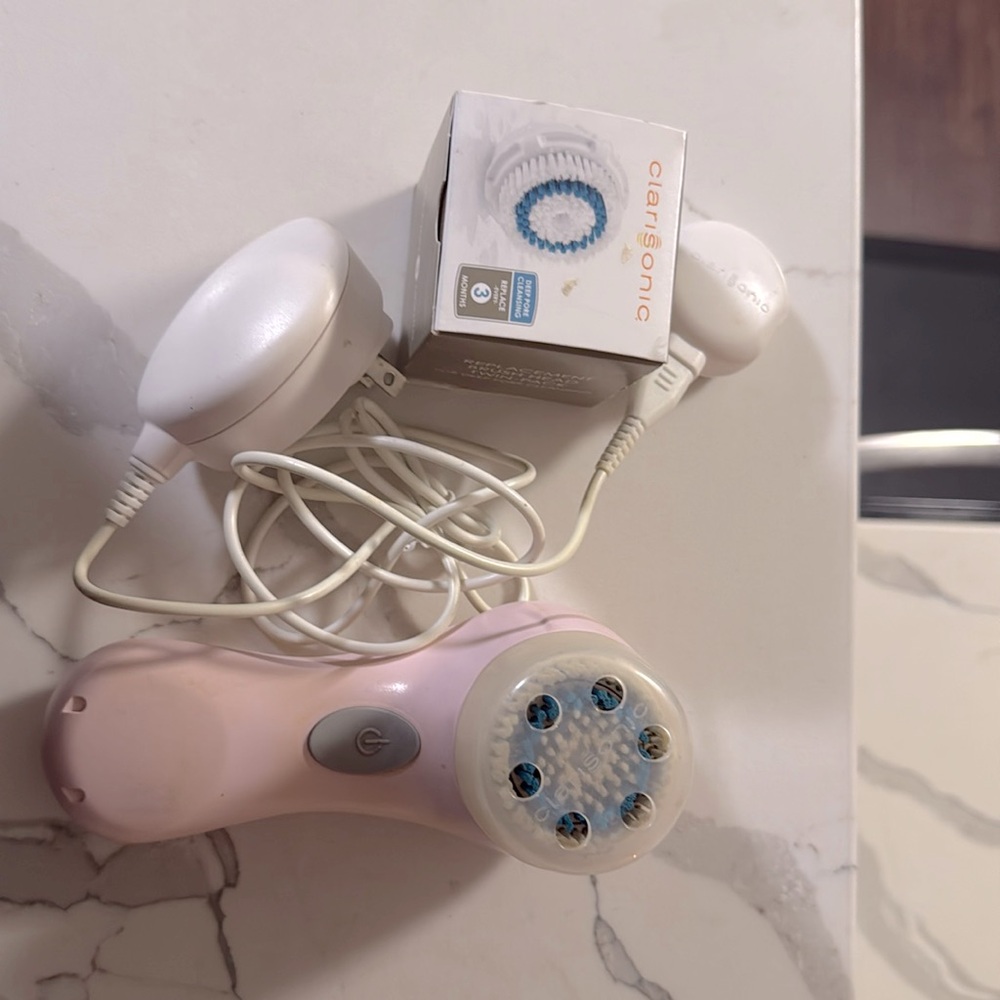 Clarisonic Mia 2 brush and new in box extra brush head
